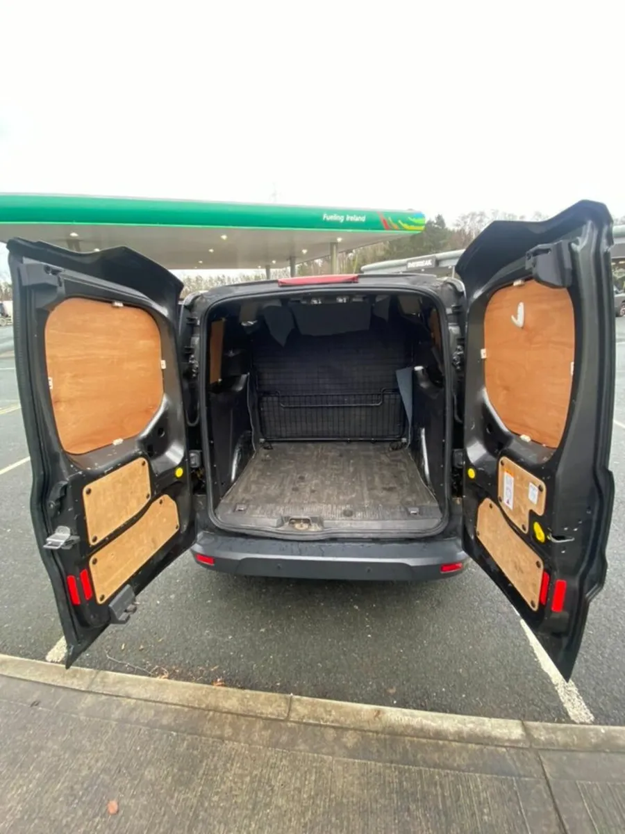 Ford Transit Connect Crew Cab 2017 - Image 2