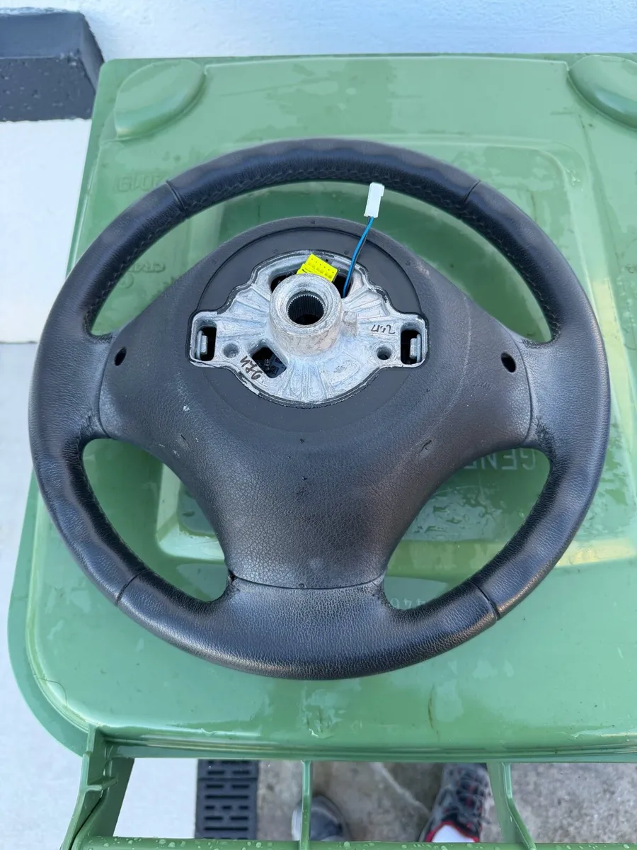BMW steering wheel - Image 2
