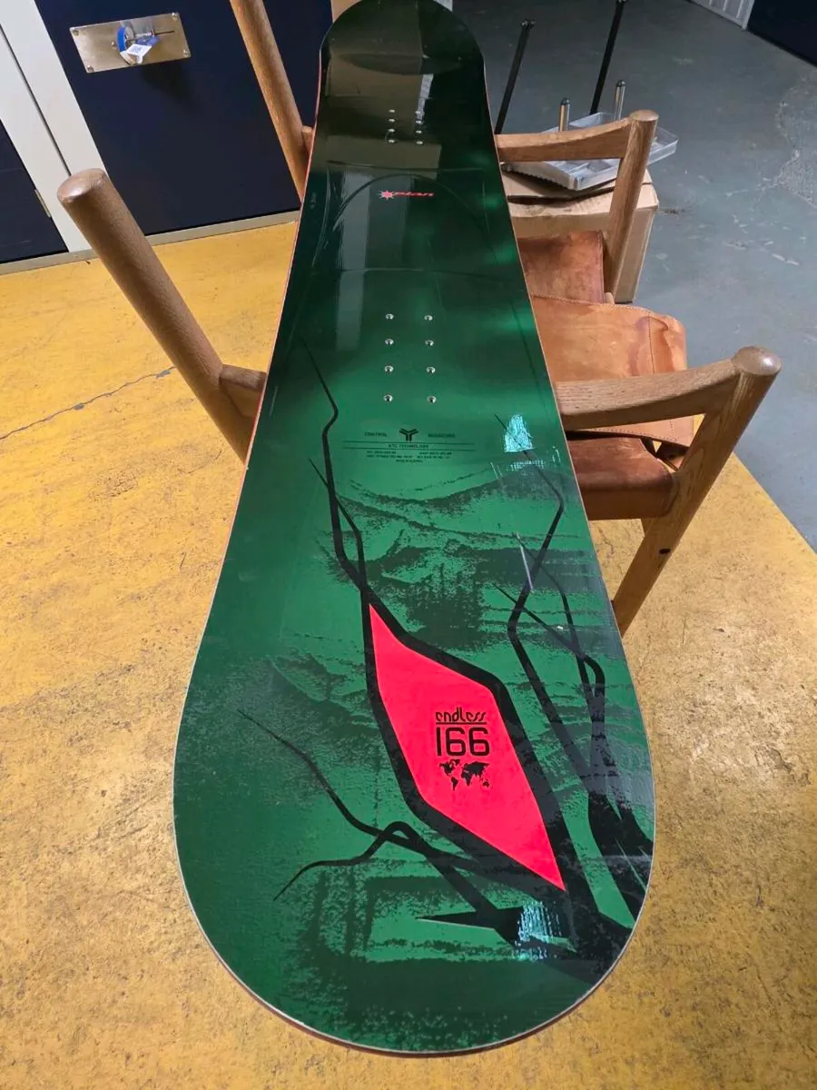 Brand new Elan snowboard - Image 1