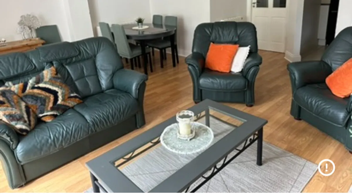 Kitchen table and chairs - Image 4