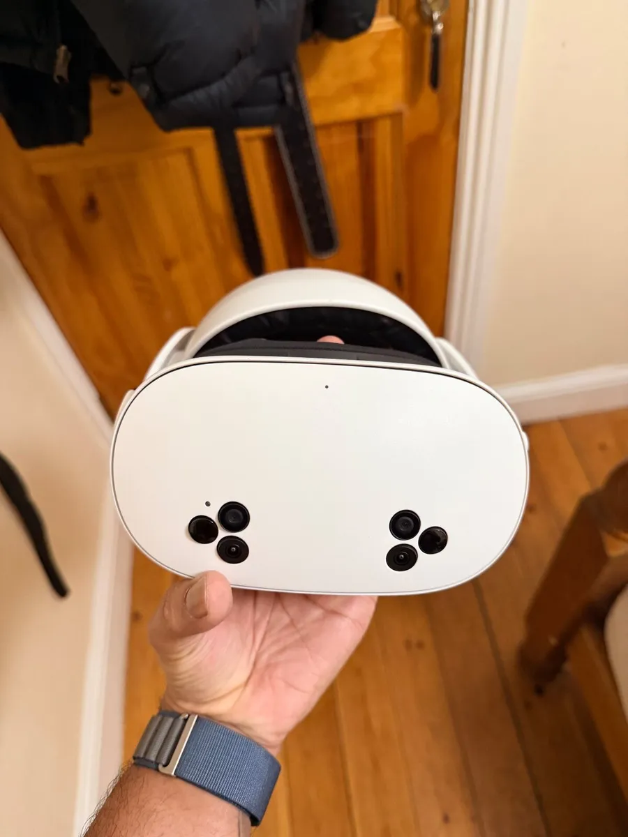 Meta Quest 3S VR Headset 128GB + Strap + Carry Ca - Image 1