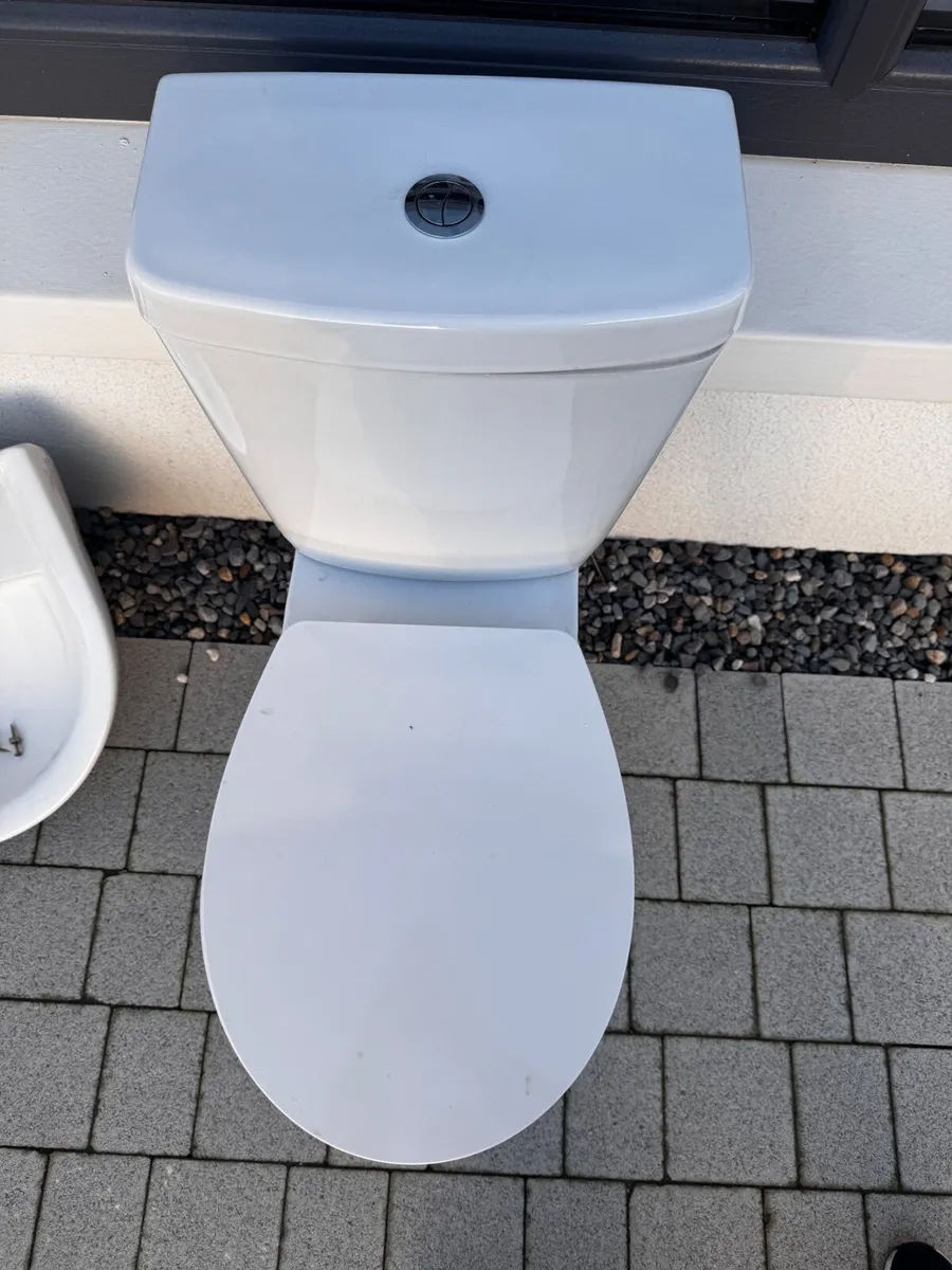 Toilet and Bathroom wash basin - Image 3