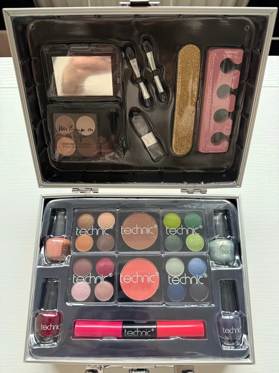Brand new Technic make up set - Image 1
