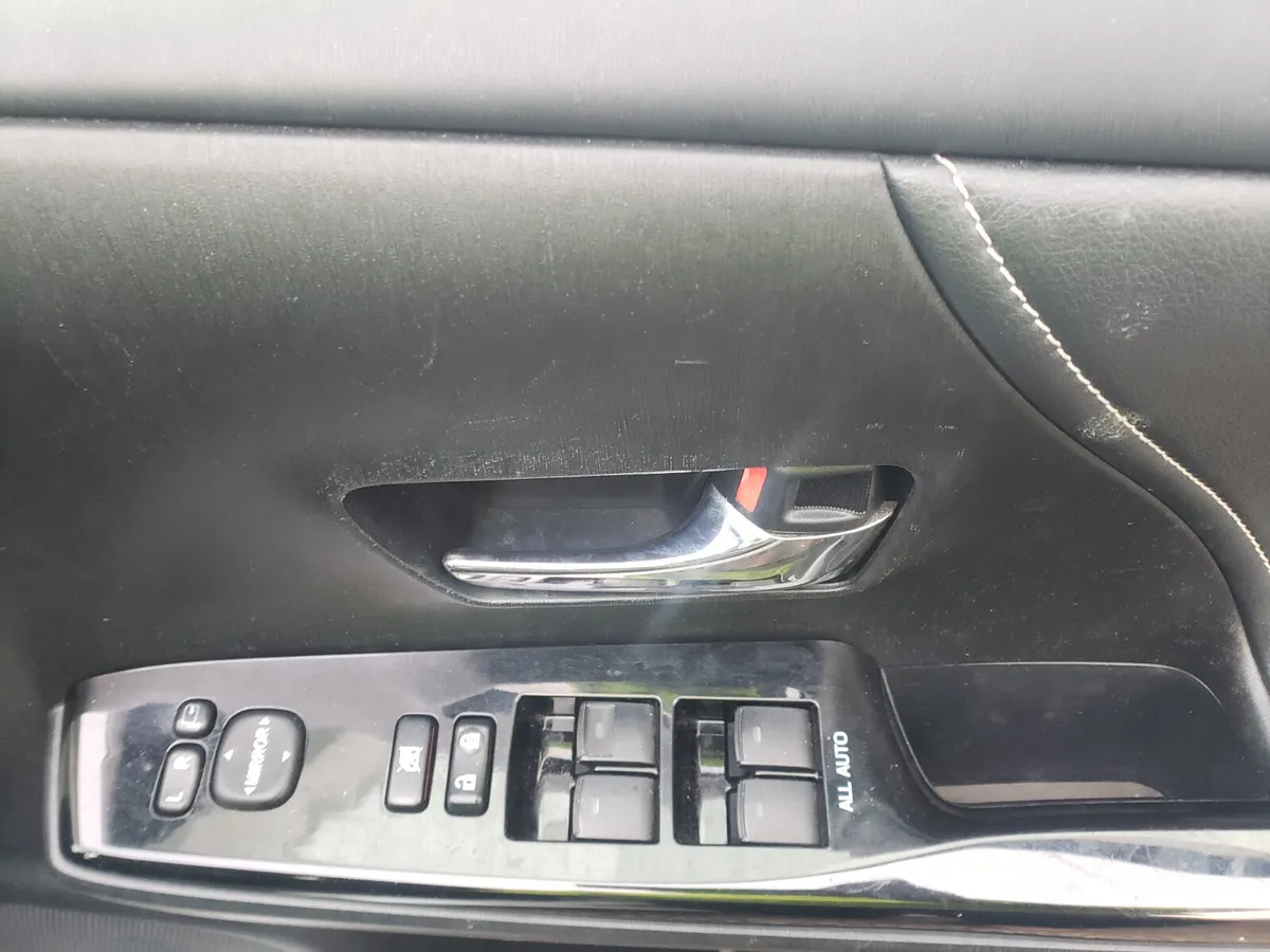 2015 toyota prius alpha 7 seater - Image 3