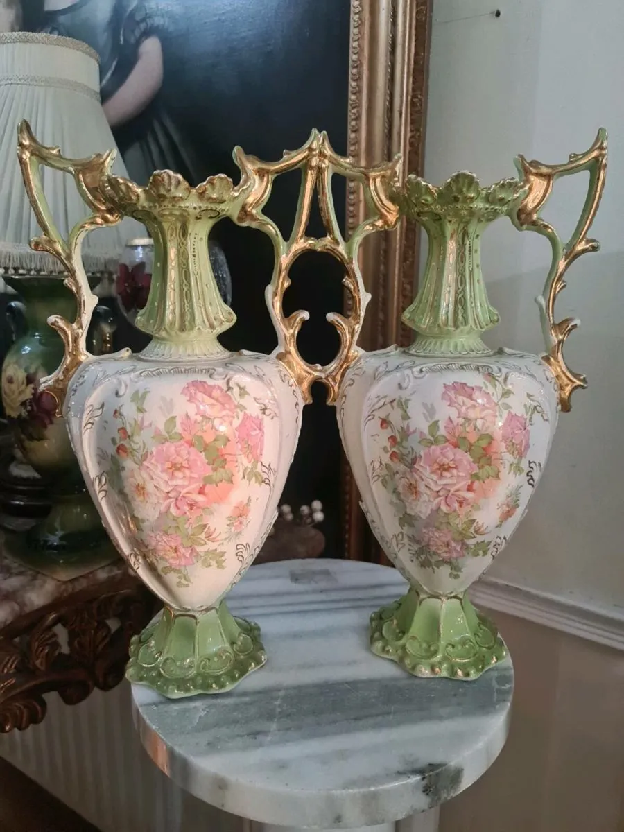 Antique vases POSTAGE AVAILABLE - Image 1