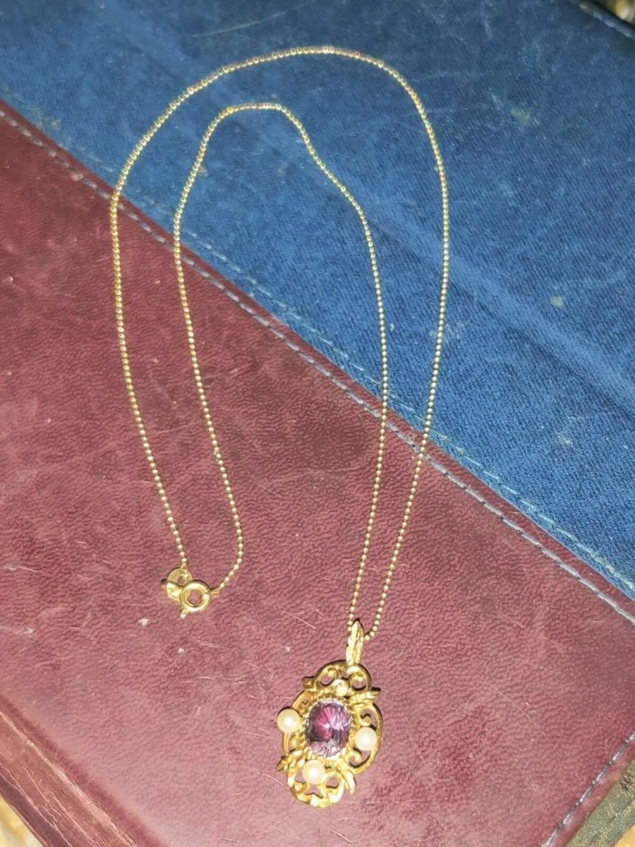 GLITTERY BALL AMETHYST & PEARL, 10CT Gold Necklace - Image 4