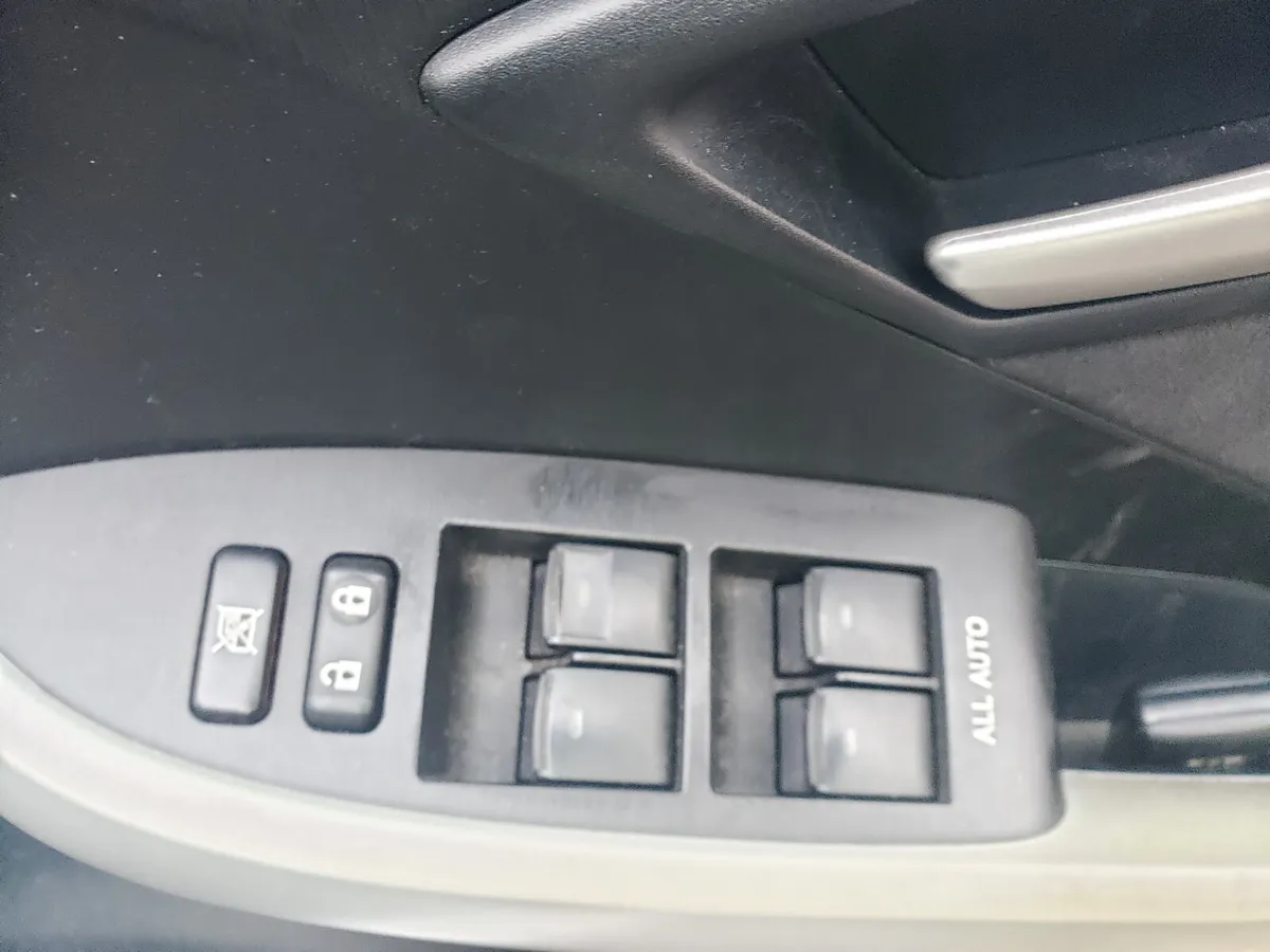 2012 toyota prius hybrid - Image 3