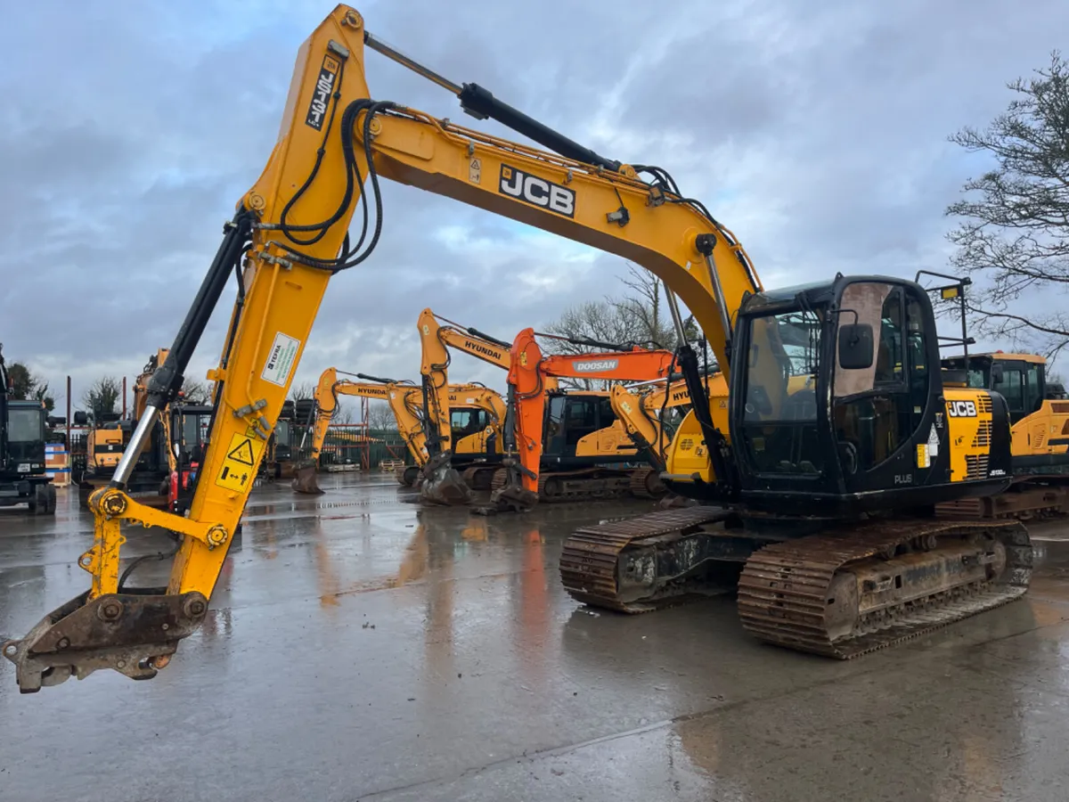 2019 JCB JS131LC Excavator - Image 2