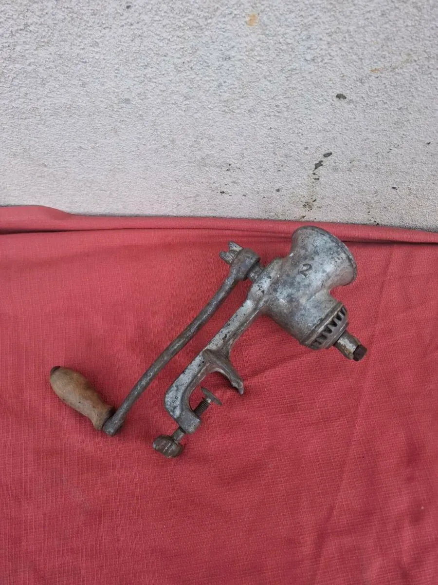 Vintage meat grinder - Image 1
