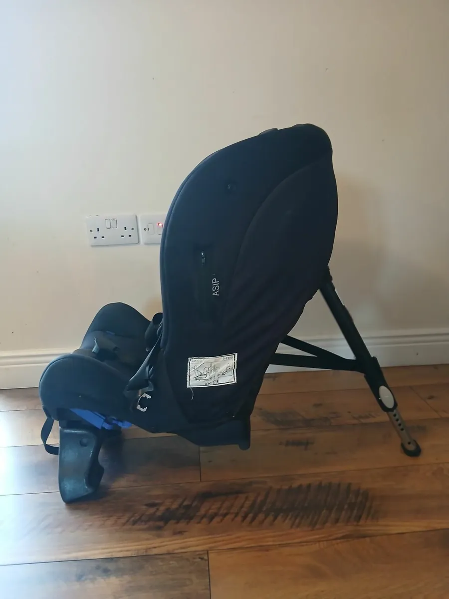 Axkid rear facing car seat - Image 3