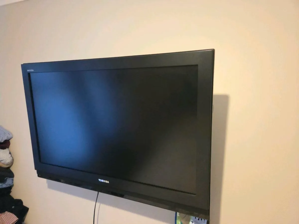 Toshiba 40 in tv with wall bracket - Image 1