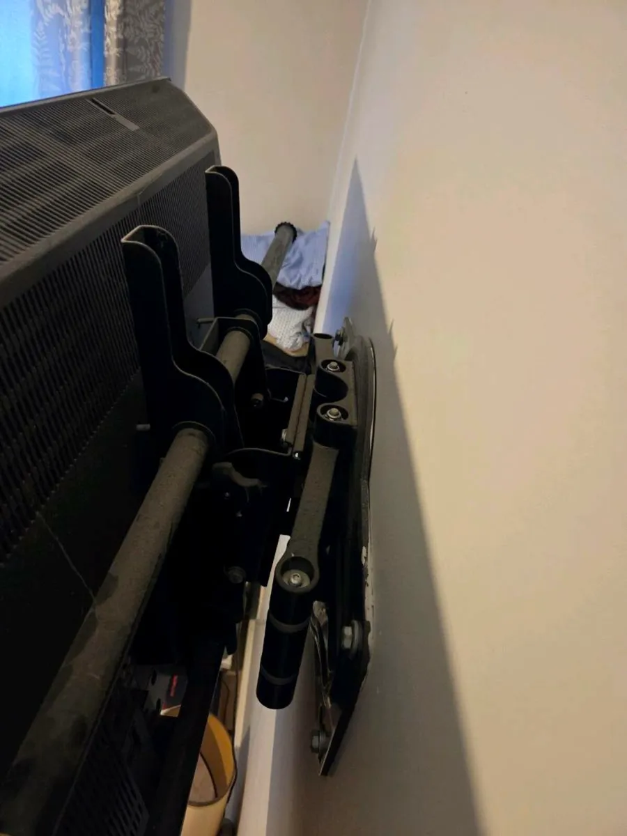 Toshiba 40 in tv with wall bracket - Image 2