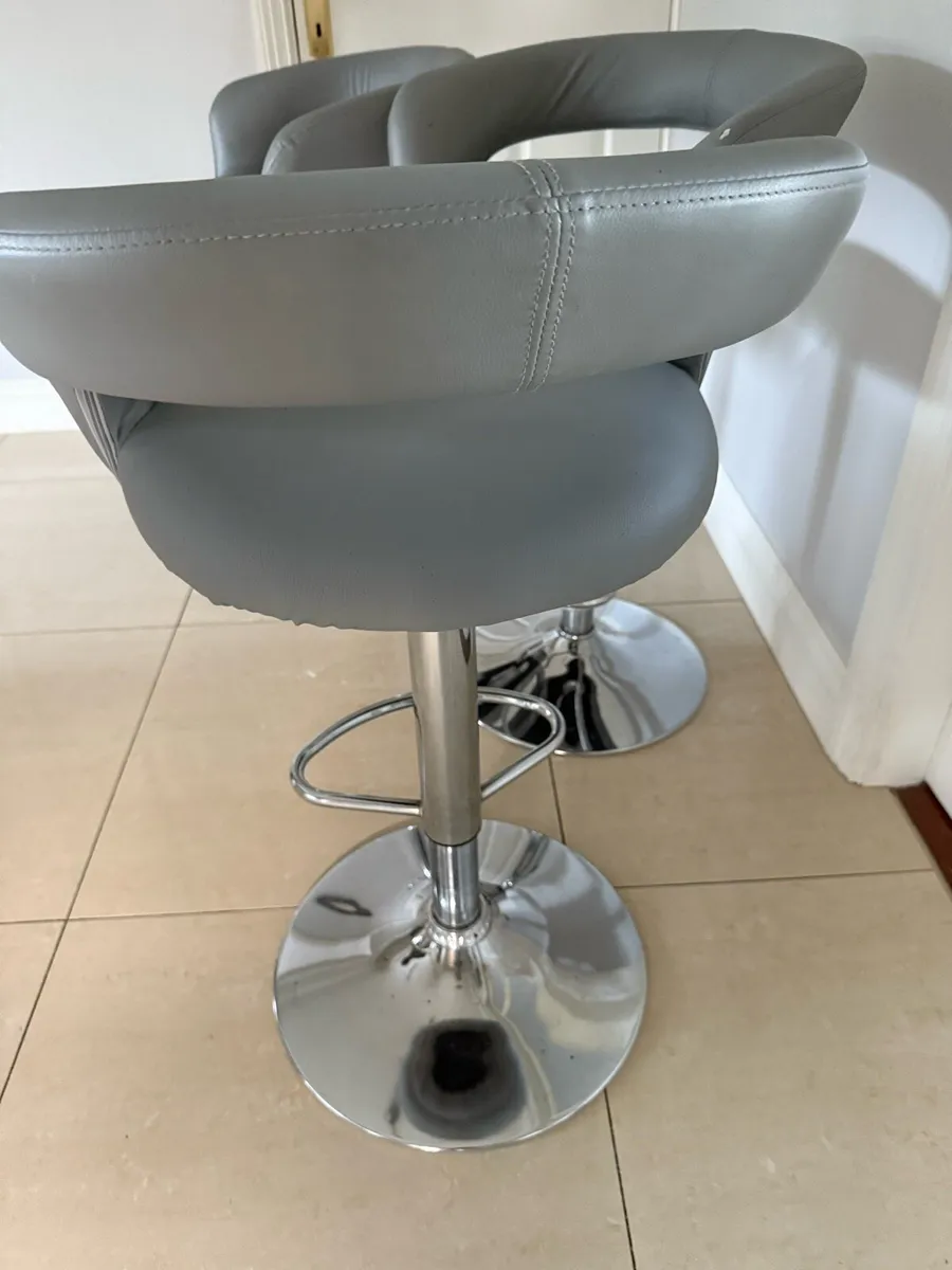 Kitchen island swivel chairs - Image 1