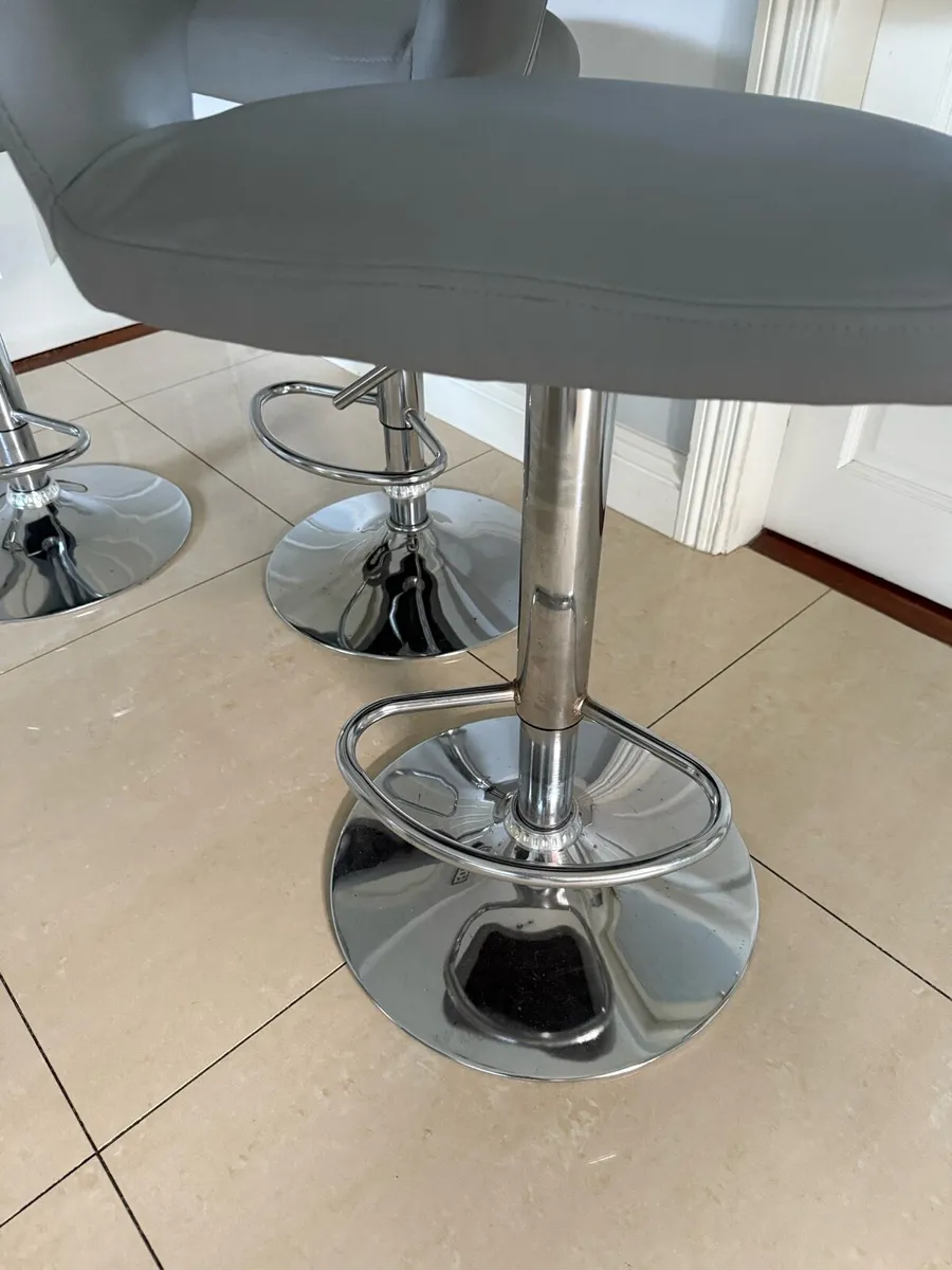 Kitchen island swivel chairs - Image 3