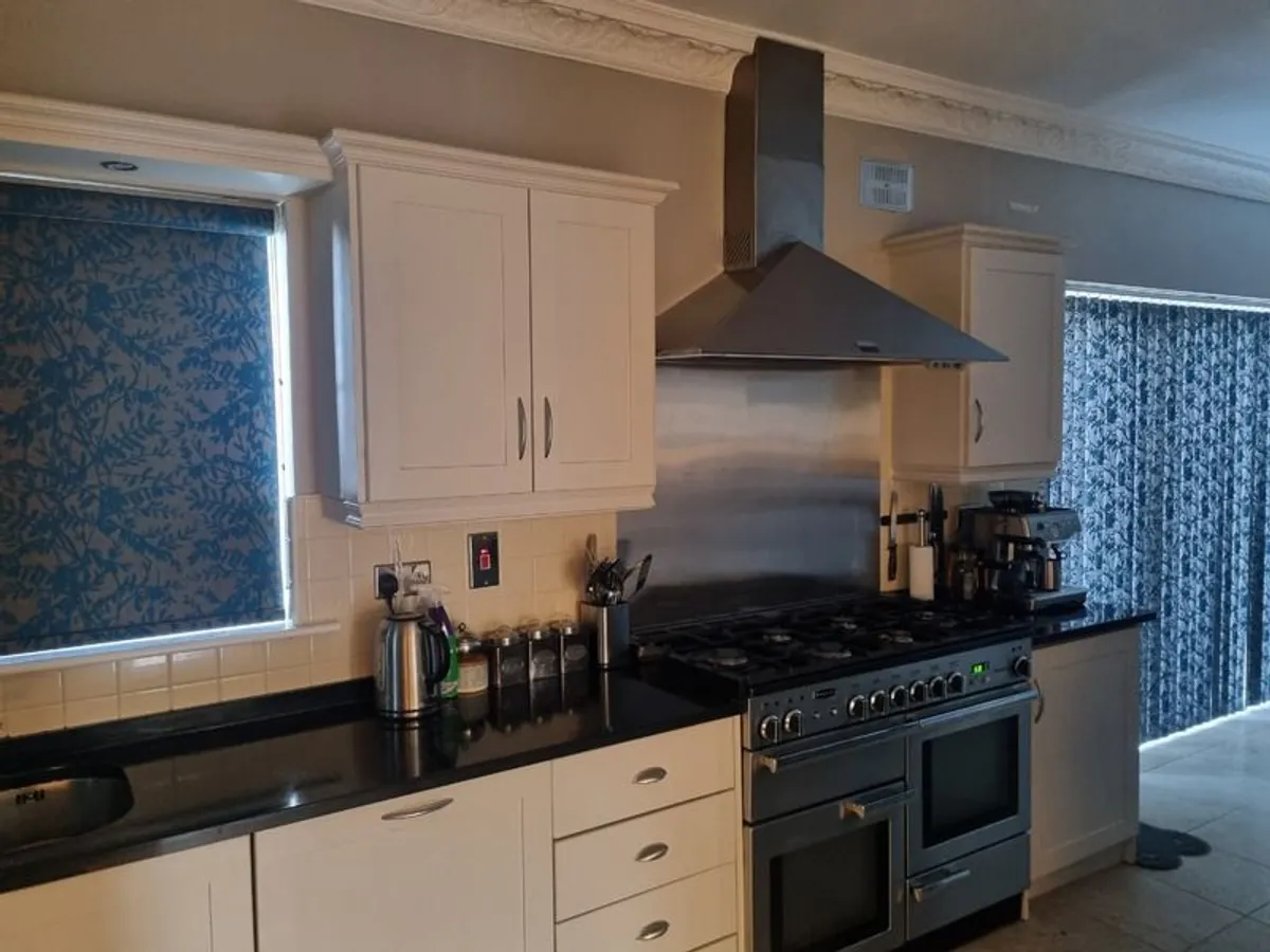 Vertical Venetian Blind and matching Roller blind - Image 3