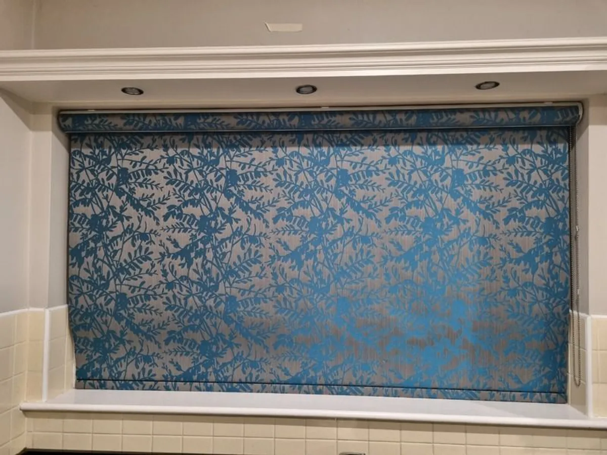 Vertical Venetian Blind and matching Roller blind - Image 4