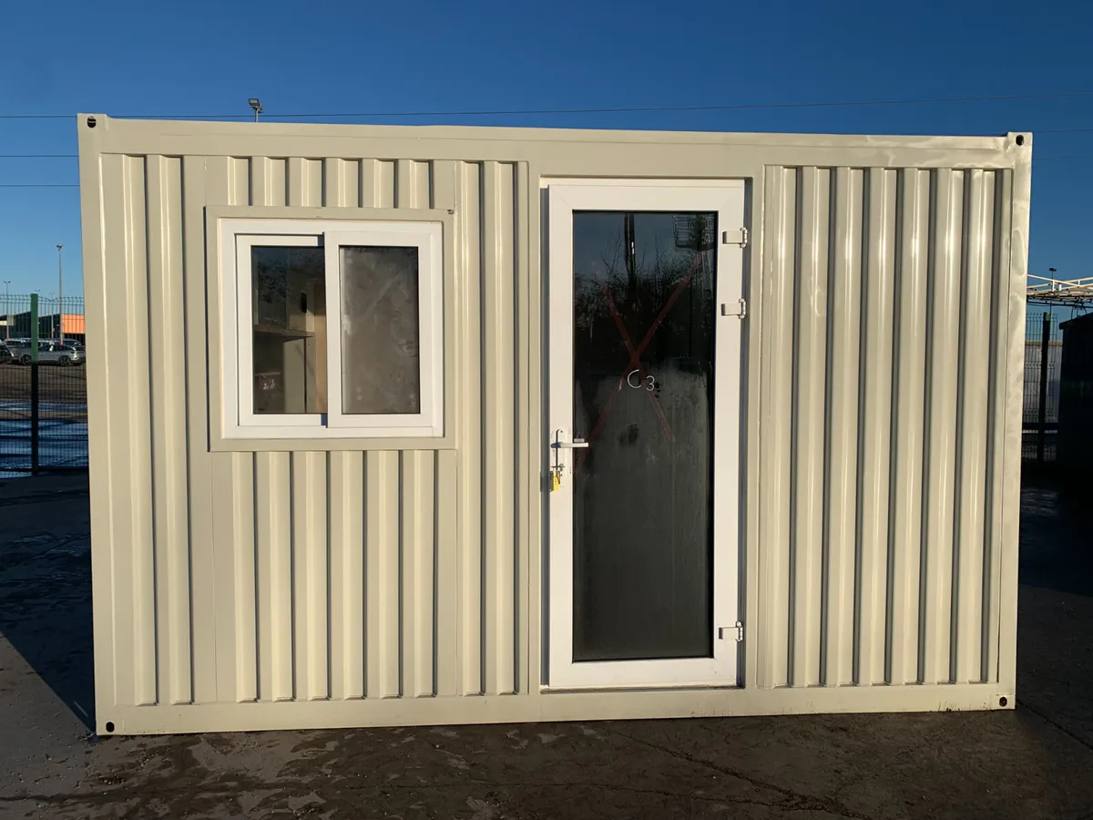 UNRESERVED 13 X 7 PORTABLE OFFICE/LIVING UNIT - Image 1