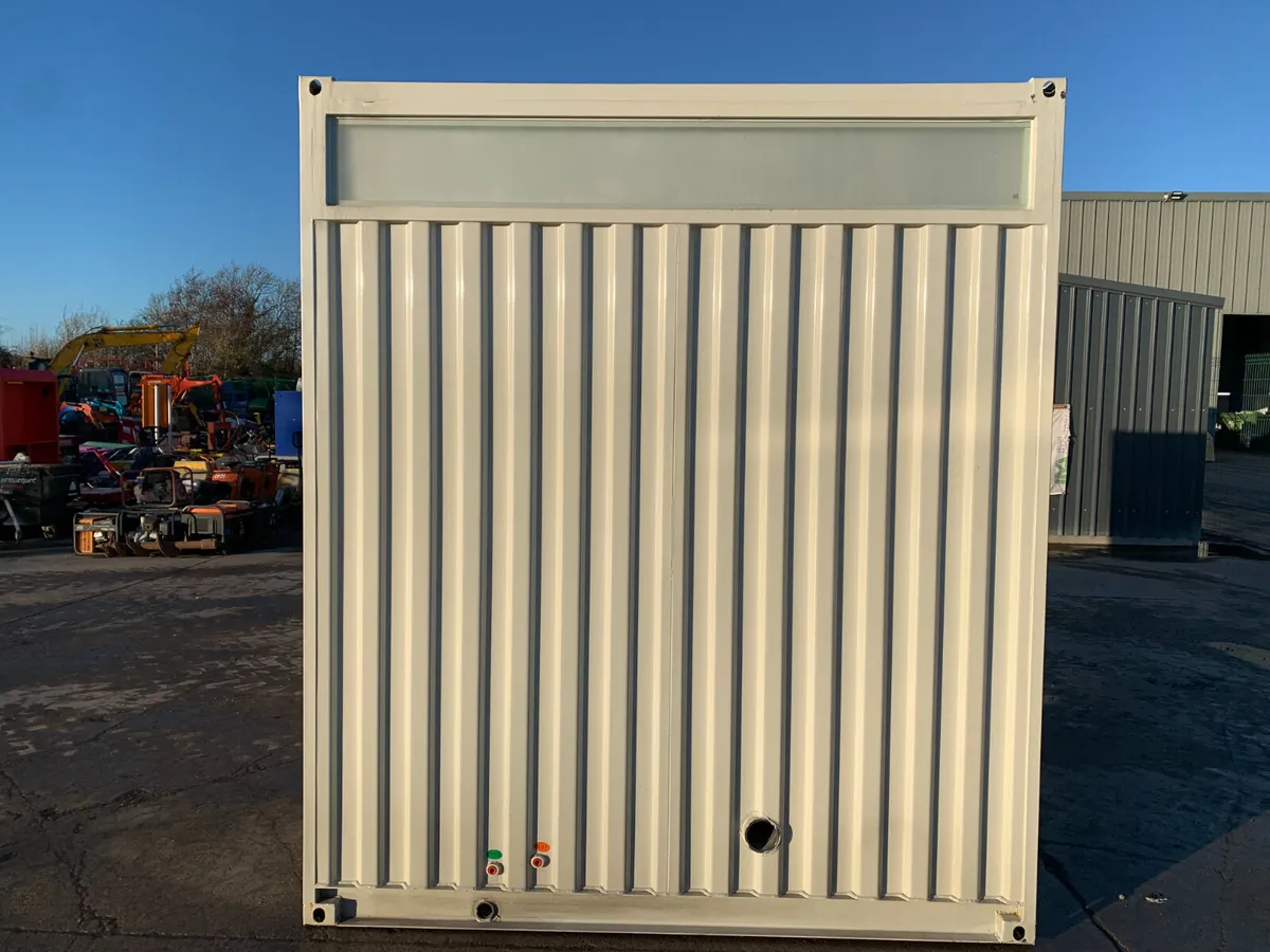 UNRESERVED 13 X 7 PORTABLE OFFICE/LIVING UNIT - Image 3