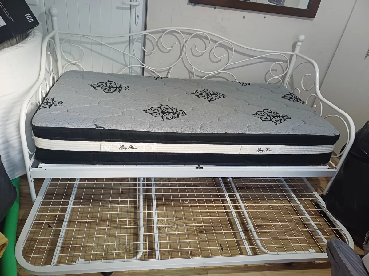 Katherine day bed - Image 1