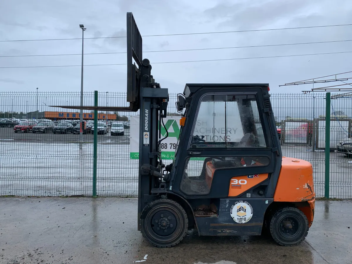 UNRESERVED 2013 DOOSAN 3T DIESEL FORKLIFT FOR AUCT - Image 2
