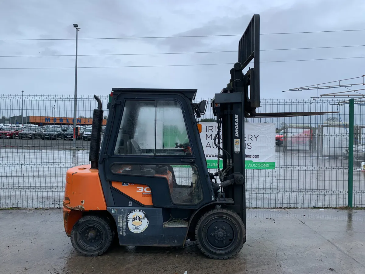 UNRESERVED 2013 DOOSAN 3T DIESEL FORKLIFT FOR AUCT - Image 3