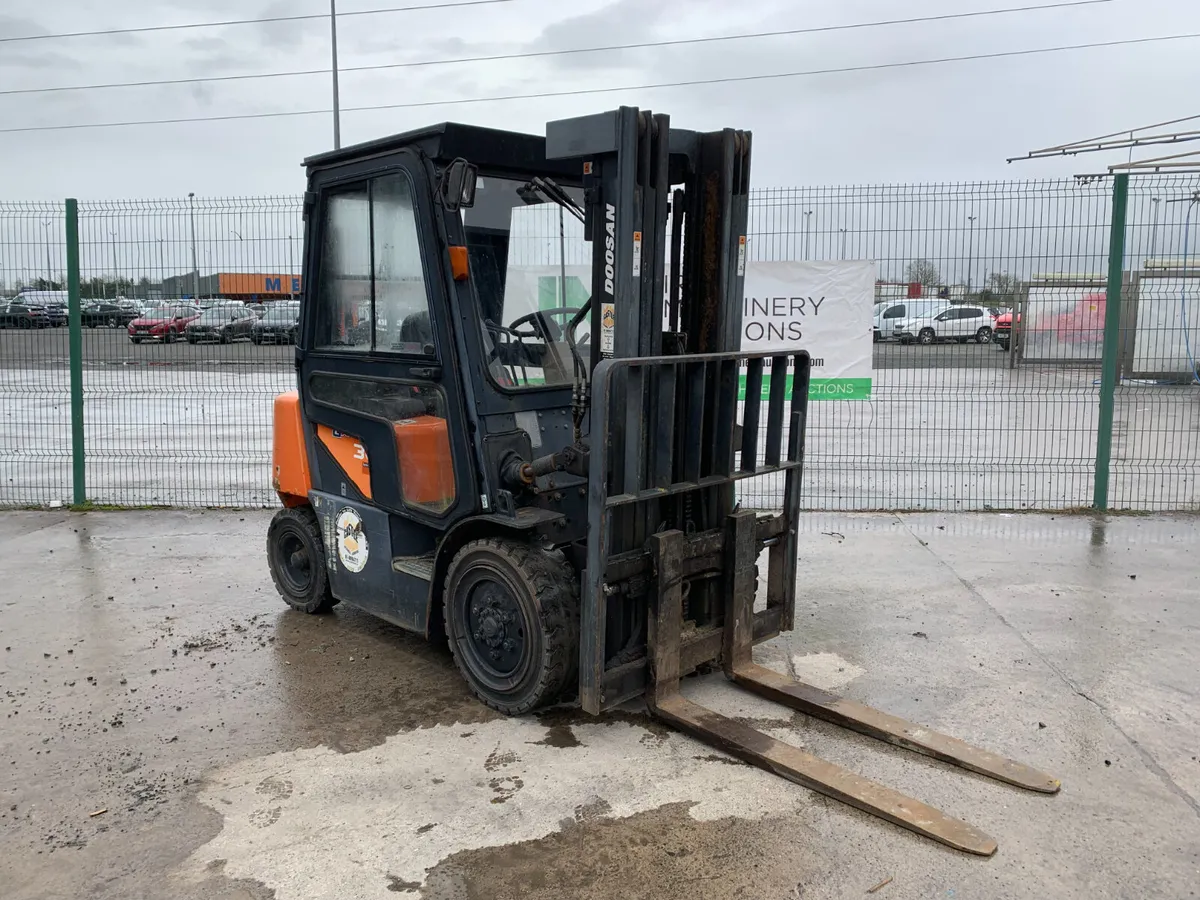 UNRESERVED 2013 DOOSAN 3T DIESEL FORKLIFT FOR AUCT - Image 4