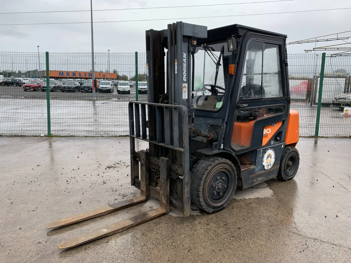 UNRESERVED 2013 DOOSAN 3T DIESEL FORKLIFT FOR AUCT - Image 1
