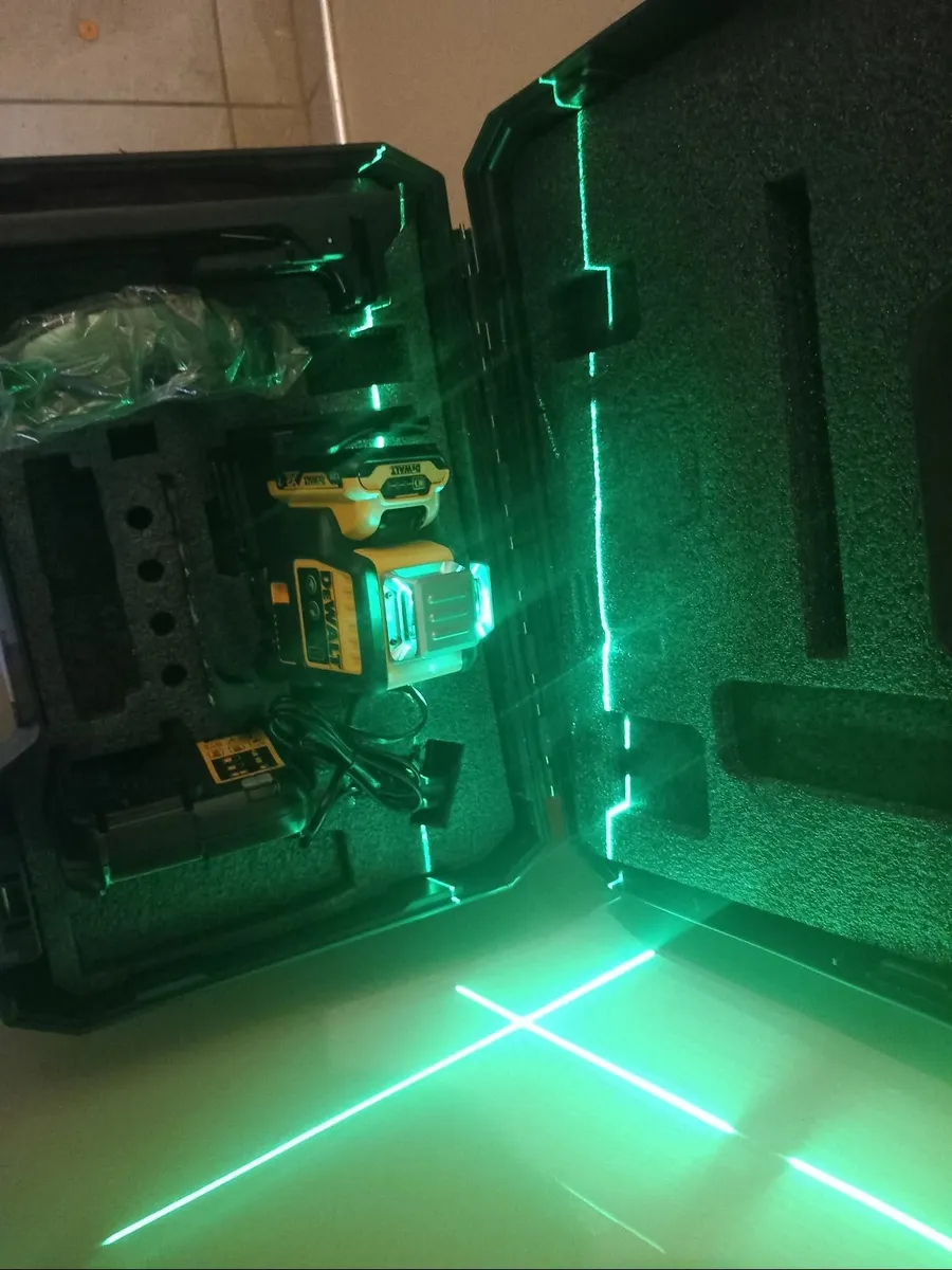 Dewalt 12V battery green laser - Image 1