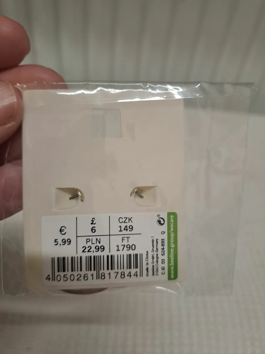 Free Sparkly hoop earrings - Image 2