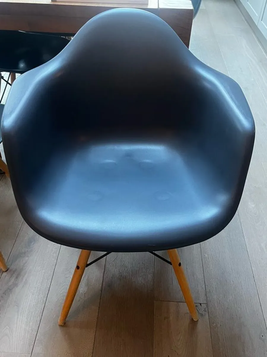 eames style dining chairs with arm rests x 2 - Image 1