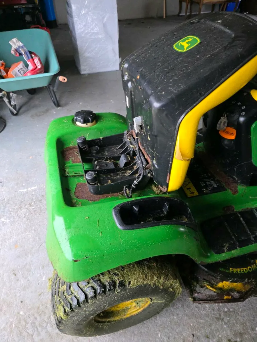 John Deere lt160 ride on lawnmower - Image 2