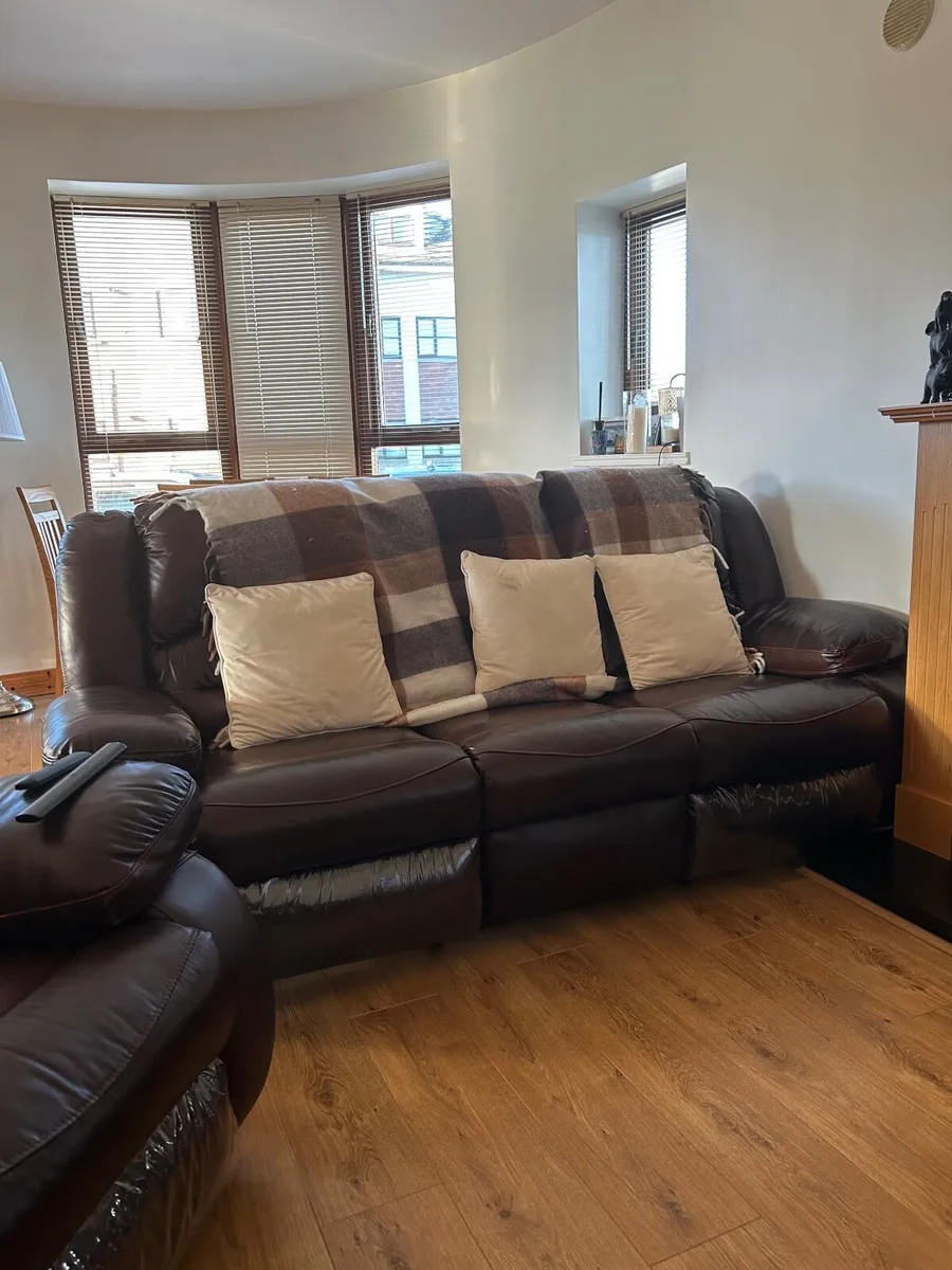 Leather suite - Image 1