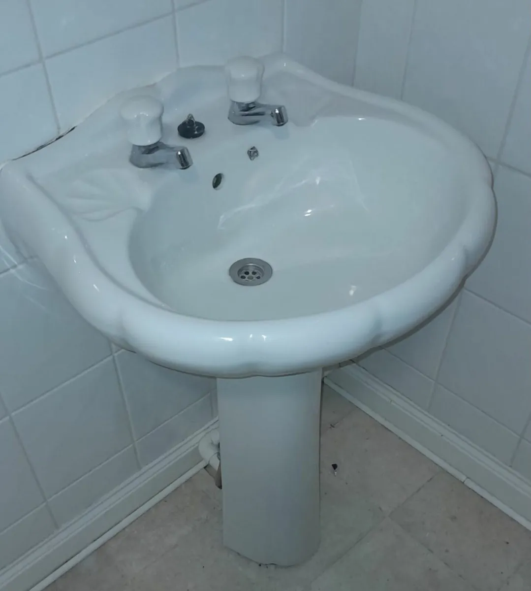 Toilet and basin set - Image 2