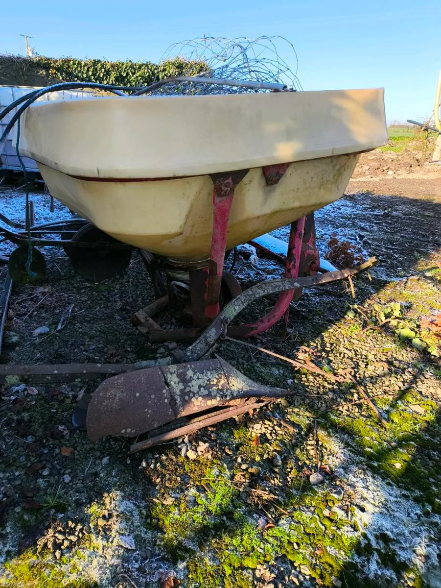 Fertilizer spreader - Image 1