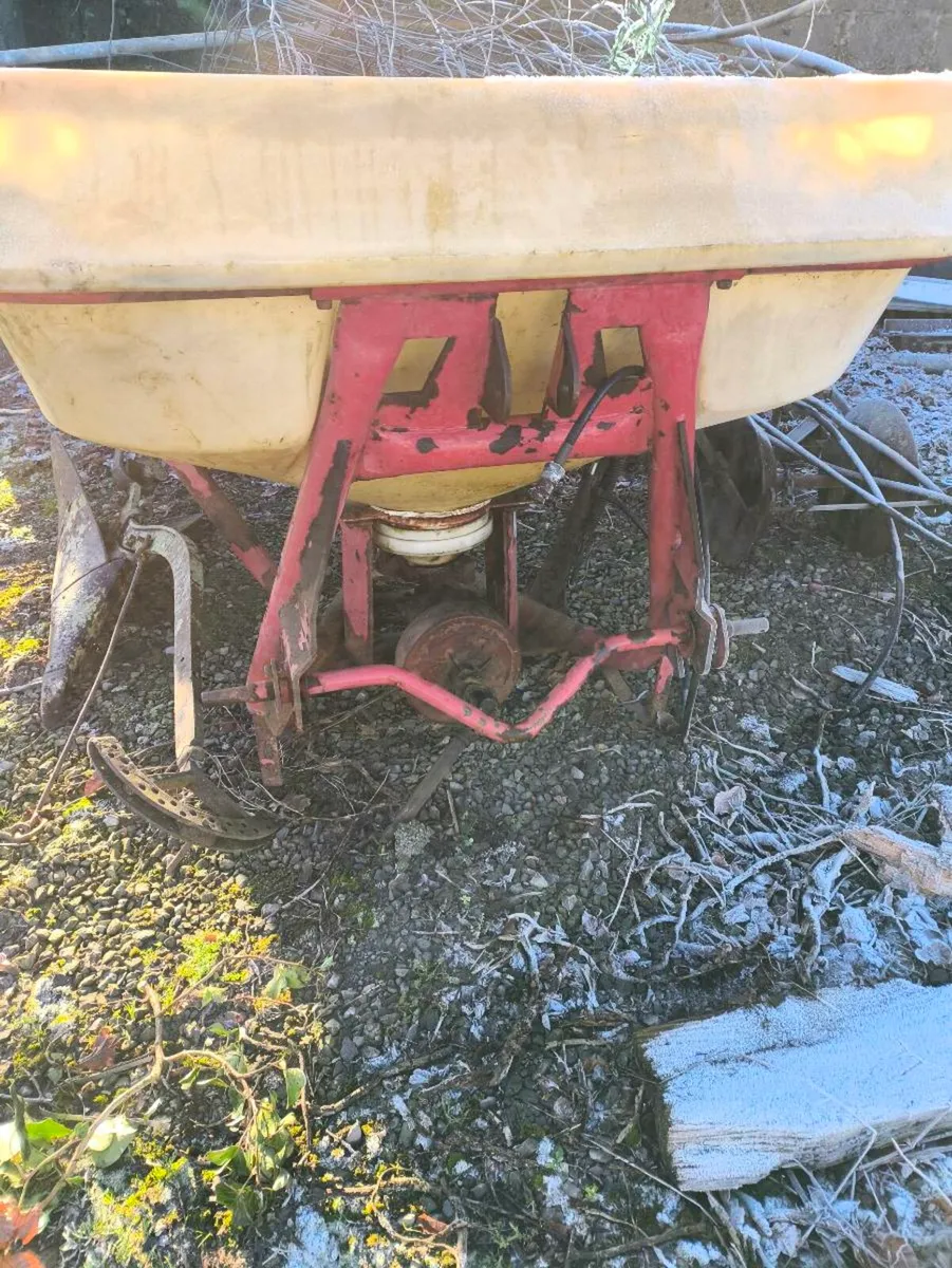 Fertilizer spreader - Image 2