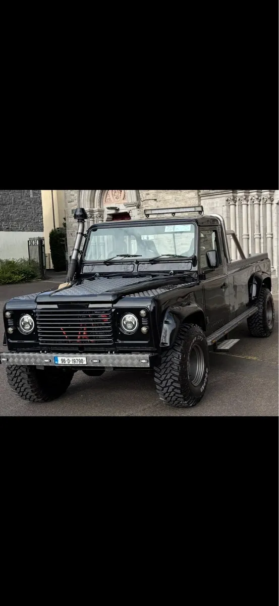 Land Rover Defender - Image 2