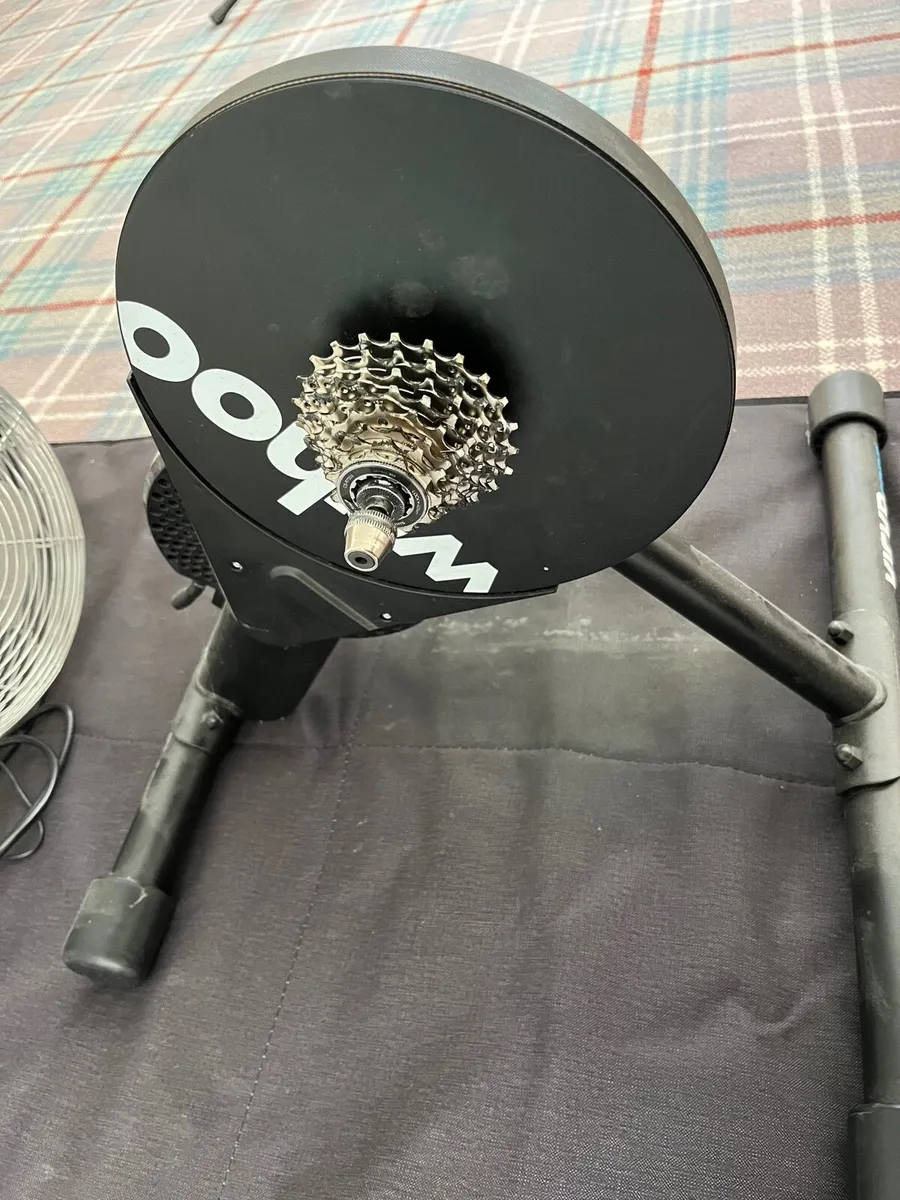 Wahoo KICKR Smart trainer bundle with mat & fan - Image 1