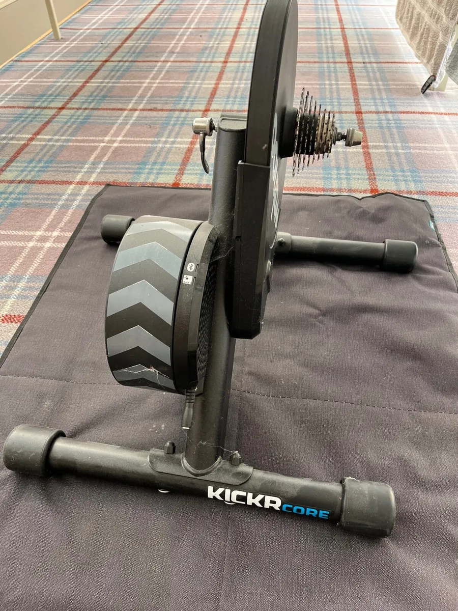Wahoo KICKR Smart trainer bundle with mat & fan - Image 3