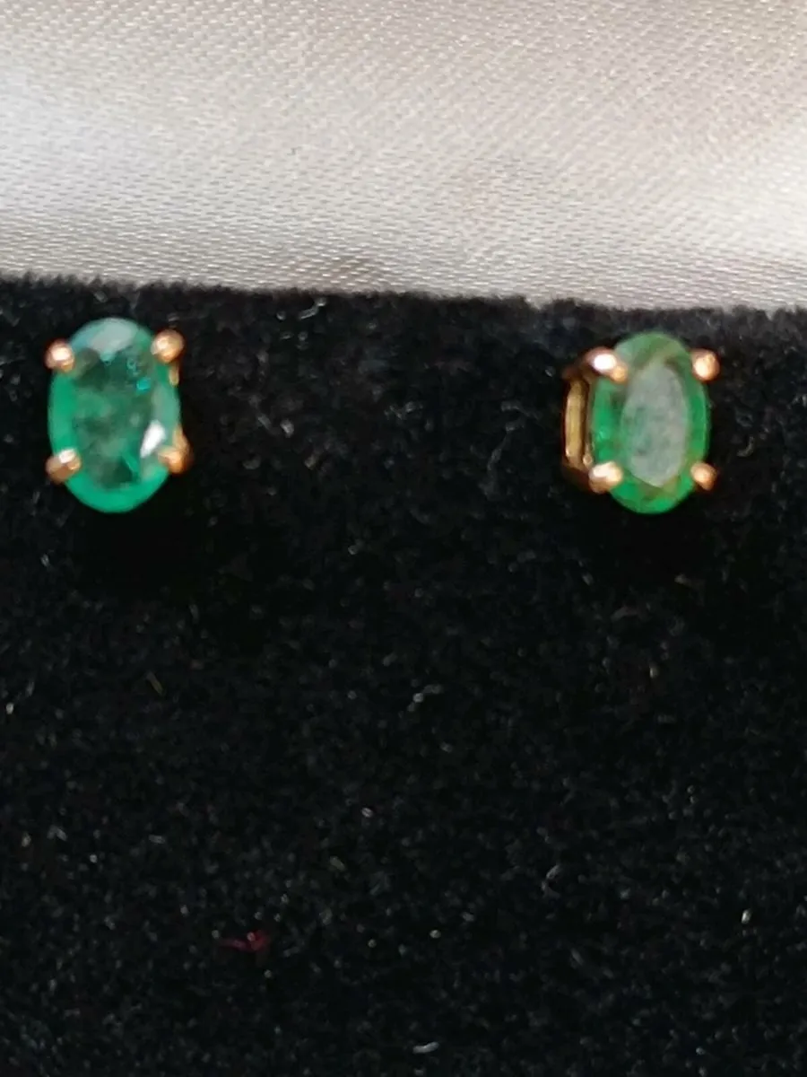 Oval Emerald & 14k Yellow Gold Studs Earrings - Image 3