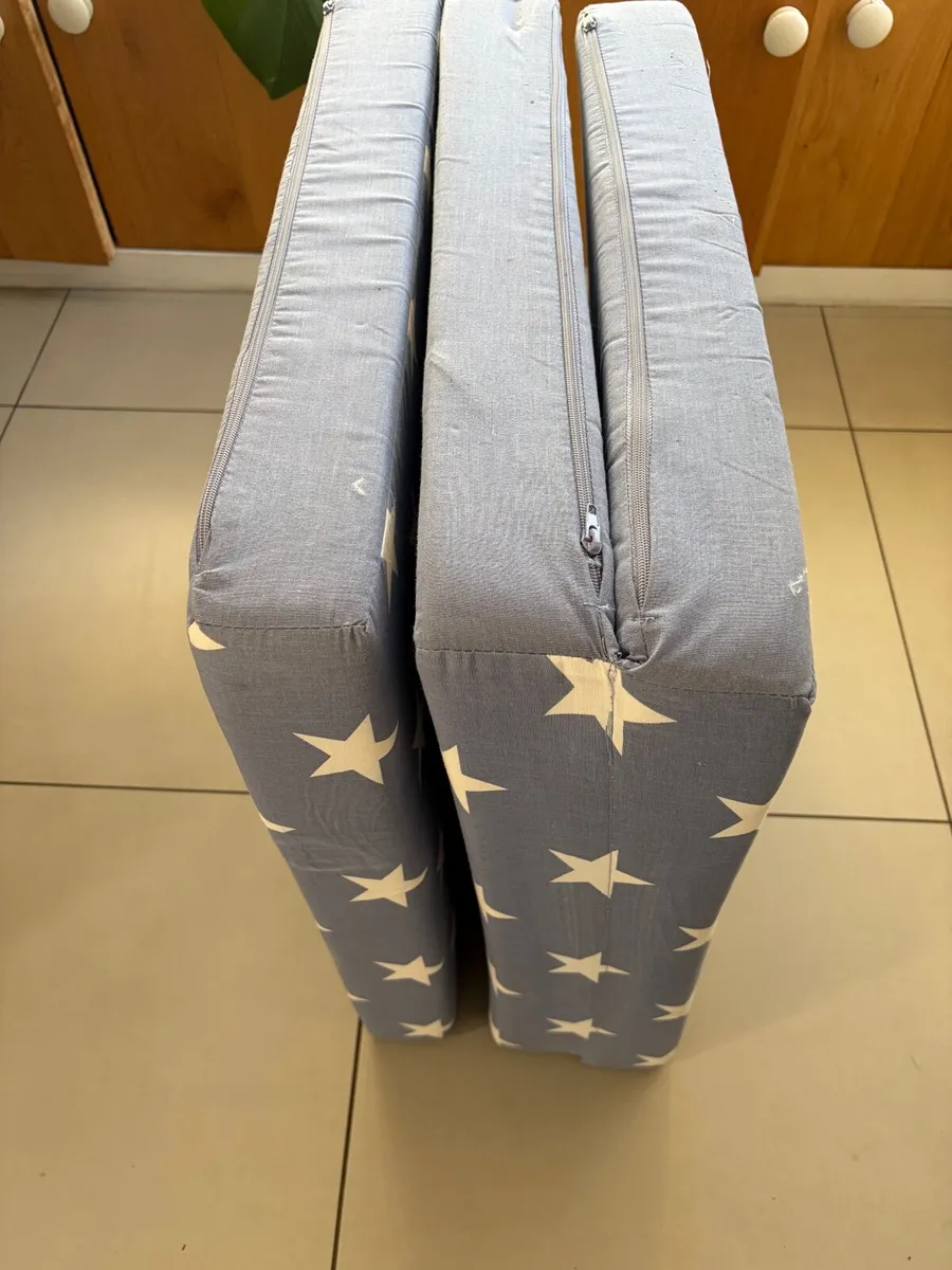 Pull out bed / seat for free - Image 1