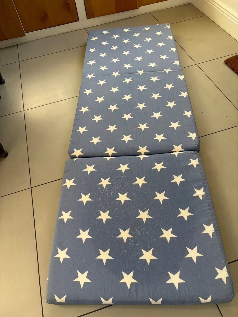 Pull out bed / seat for free - Image 2