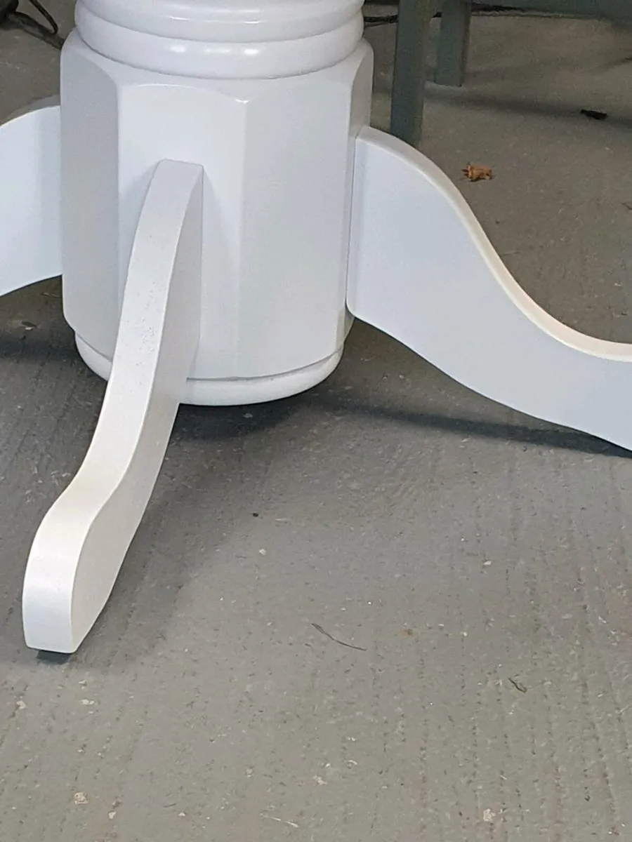 6 seater extendable dining tabl - Image 3