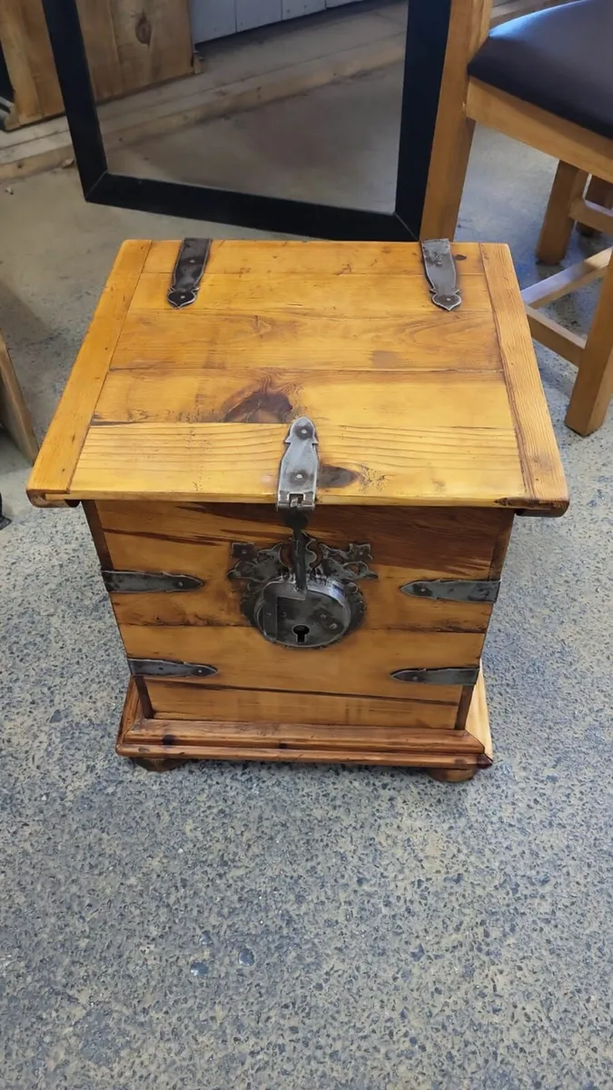 Vintage rustic pine trunk - Image 3