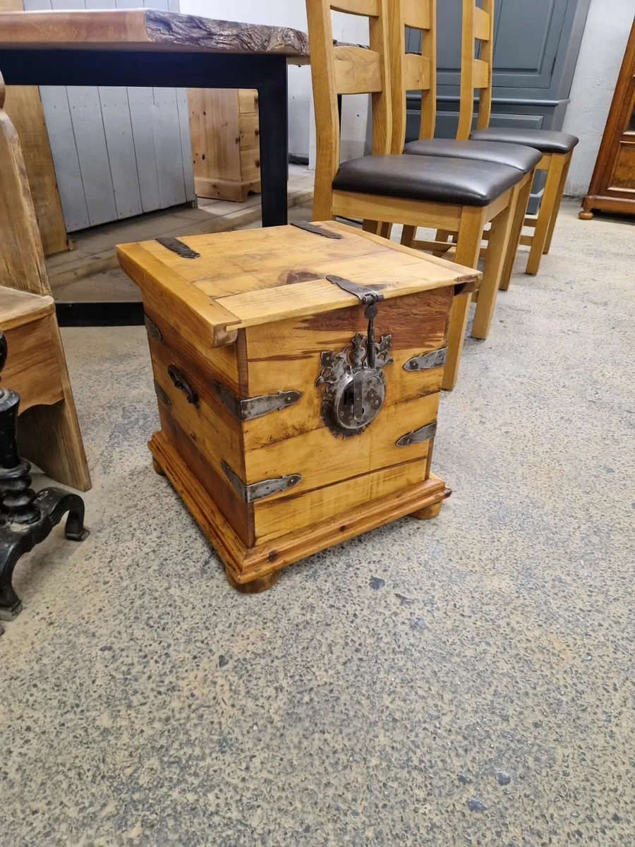 Vintage rustic pine trunk - Image 4