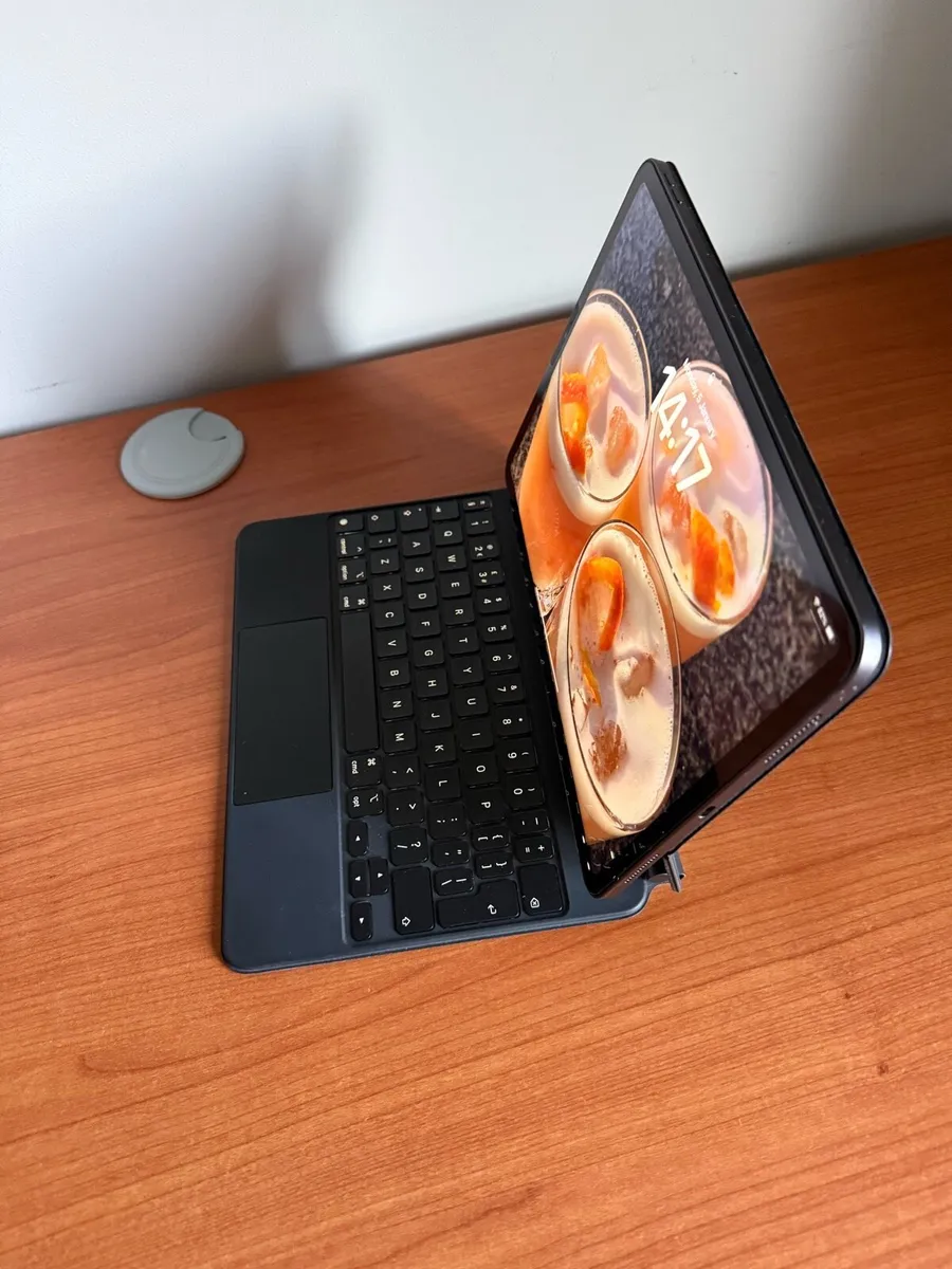 iPad Pro with original Apple cover and Keyboard - Image 2
