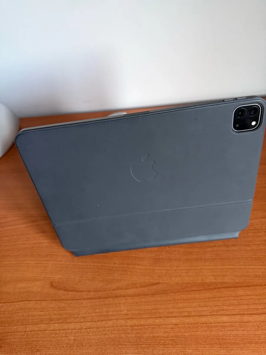 iPad Pro with original Apple cover and Keyboard - Image 3