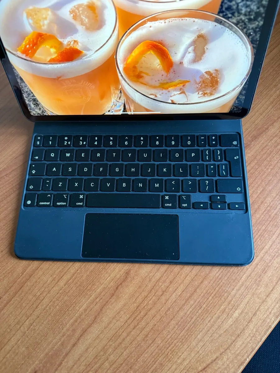 iPad Pro with original Apple cover and Keyboard - Image 4