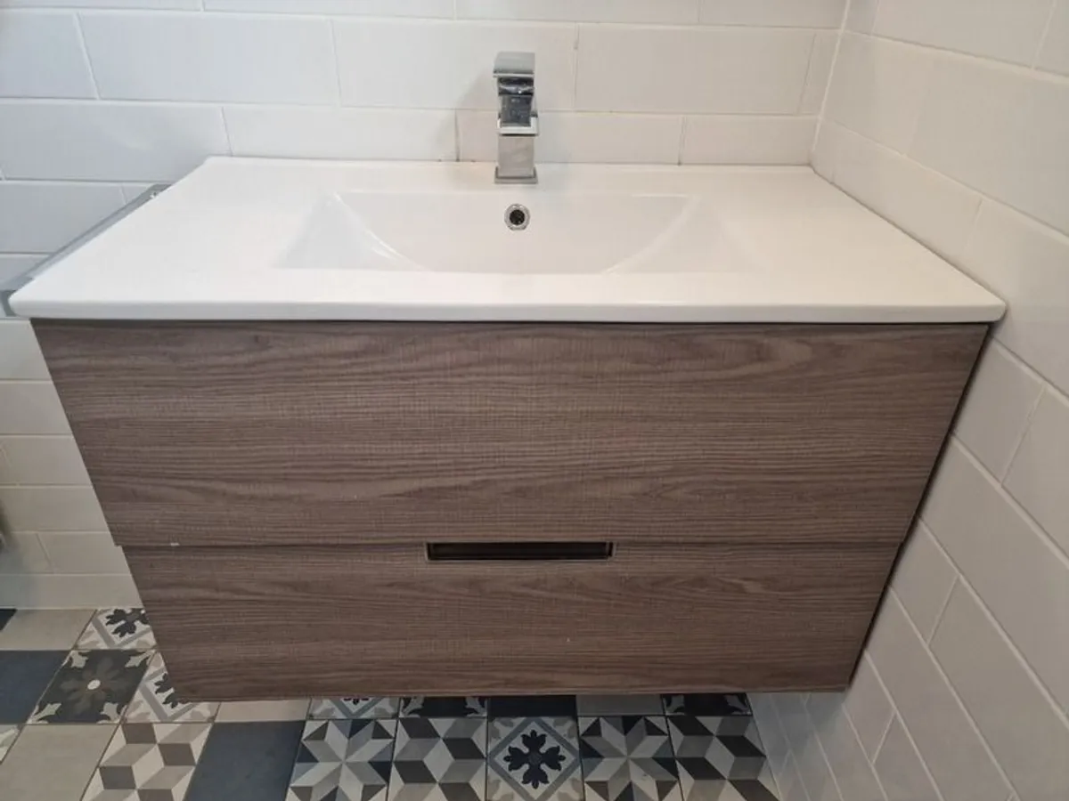 Large vanity - Image 1