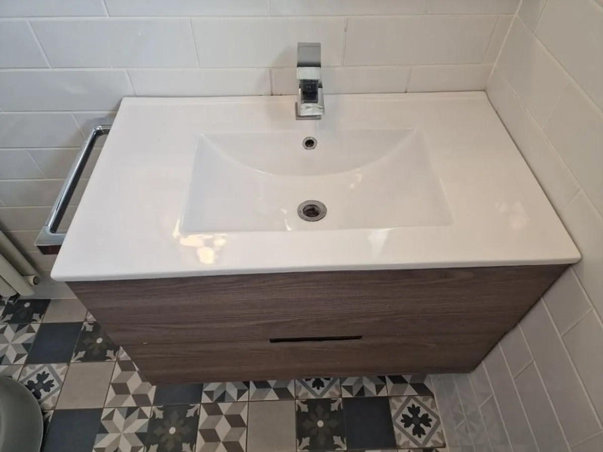 Large vanity - Image 2