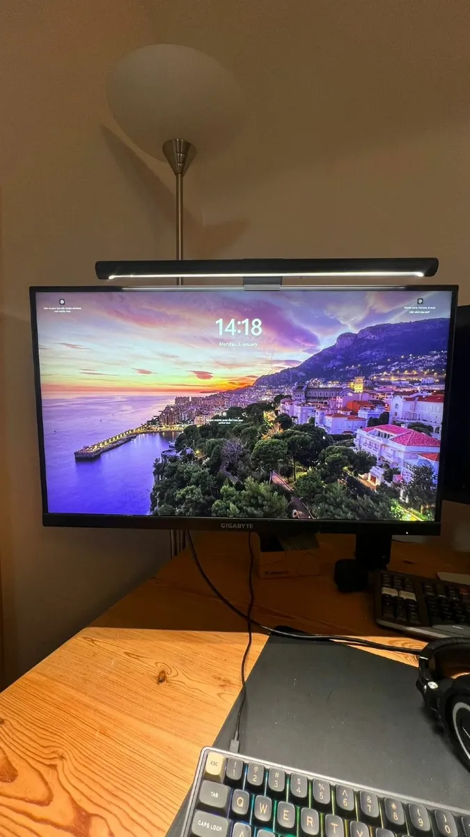 Gigabyte M27Q 27" 1440p 165Hz Monitor – Excellent